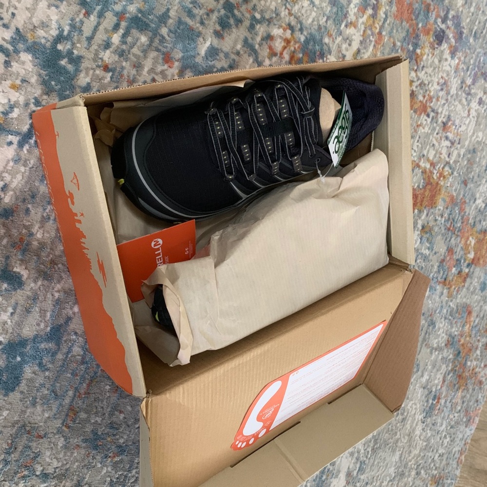 Men’s tennis shoes